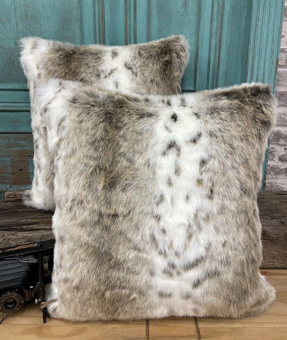 Plaid pillow with fur trim hotsell